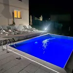 Villa Green Oasis Jakuzzi&Swimming Pool ヴィラ
