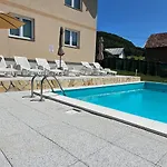 Oasis Jakuzzi&swimming Pool