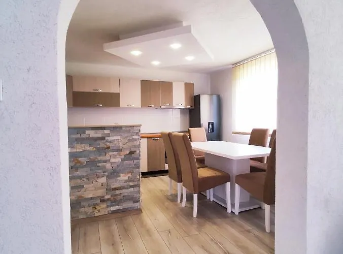 Villa Green Oasis Jakuzzi&Swimming Pool 别墅 塞拉耶佛