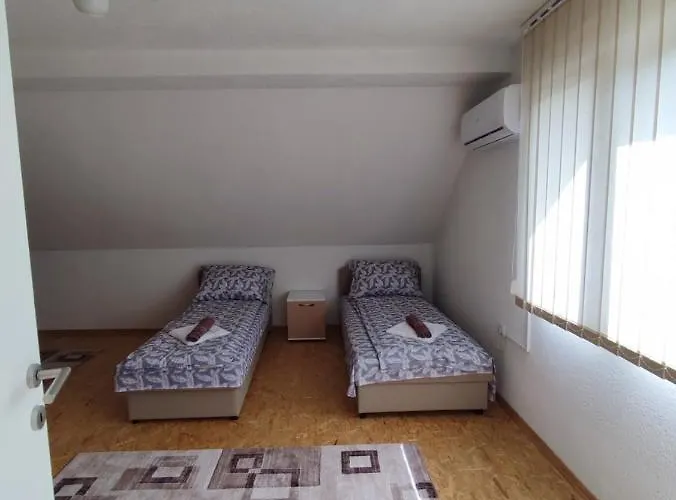 Villa Green Oasis Jakuzzi&Swimming Pool 别墅 塞拉耶佛