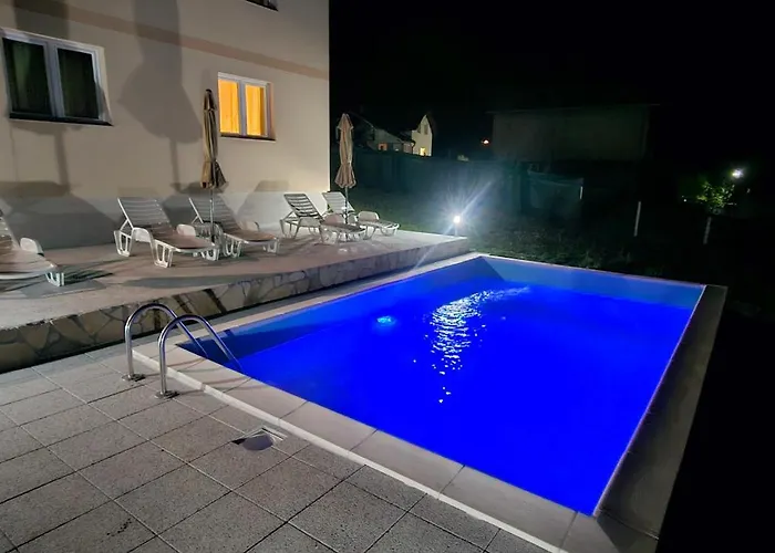 Villa Green Oasis Jakuzzi&Swimming Pool 别墅
