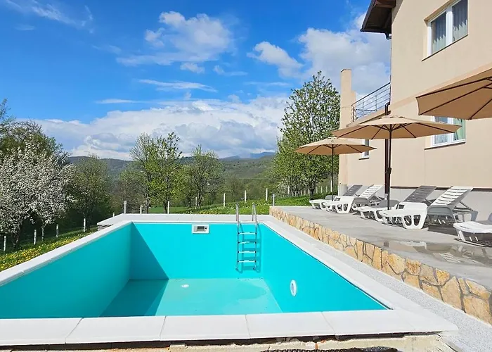 Villa Green Oasis Jakuzzi&Swimming Pool 别墅 塞拉耶佛