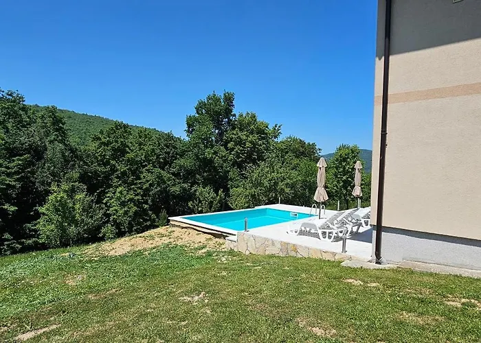 Villa Green Oasis Jakuzzi&Swimming Pool 别墅 塞拉耶佛