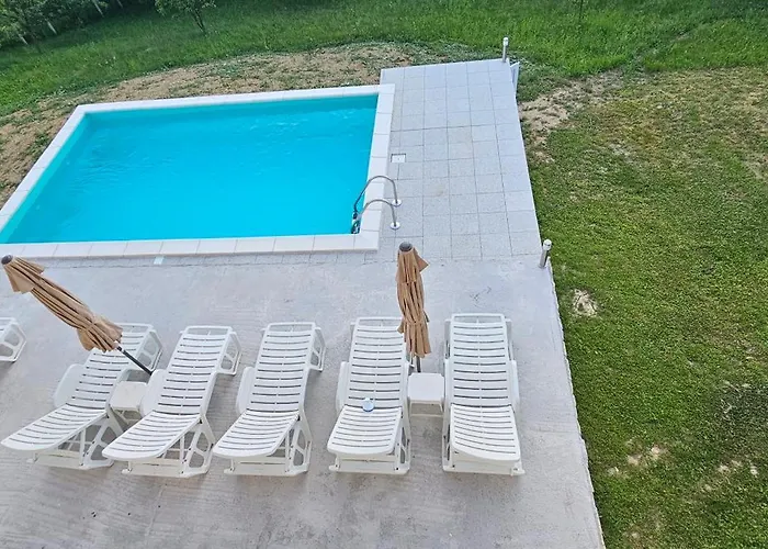 Villa Green Oasis Jakuzzi&Swimming Pool 别墅 *