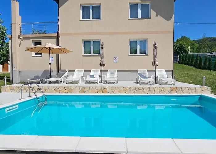 Villa Green Oasis Jakuzzi&Swimming Pool 别墅